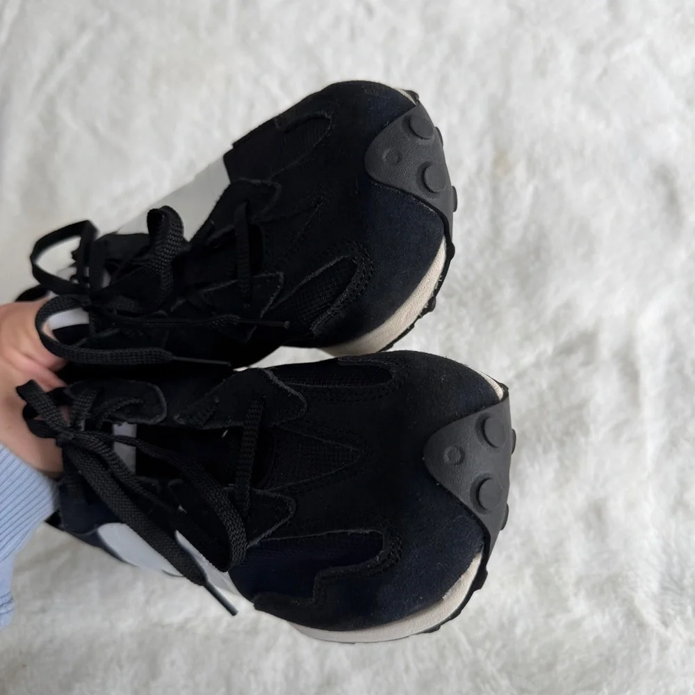 New Balance 327 Black White Boy’s Size 6